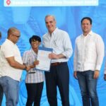 Presidente Abinader y el ministro Carlos Bonilla, entregaron 551 títulos de propiedad