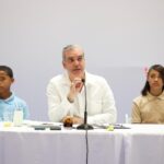 Presidente Abinader insta a jóvenes a estudiar carreras relacionadas con las ciencias y los idiomas que tienen una alta demanda nacional