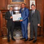 Universidad de Buenos Aires reconoce a Eddy Alcántara por su liderazgo global en la defensa de los consumidores