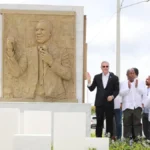 Luis Abinader honra legado democrático de José Francisco Peña Gómez con tarja y cambio de nombre de avenida