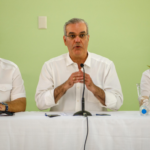 Presidente Abinader anuncia construcción de 112 apartamentos para afectados por las lluvias en Villa Montellano