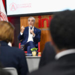 Abinader se compromete a resolver problema eléctrico hasta el 2032