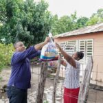 Dirección de Asistencia Social y Alimentación Comunitaria DASAC garantiza alimentación e inicia reparación de techos a familias afectadas por ventarrón en San Juan de la Maguana